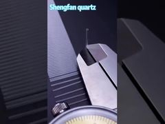 Это кварцевая капиллярная трубка, толщина которой примерно равна толщине волоса.